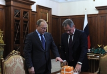 Министр обороны Сергей Шойгу предъявил Владимиру Путину черный ящик сбитого Турцией Су-24, который удалось добыть в Сирии после затяжных боев