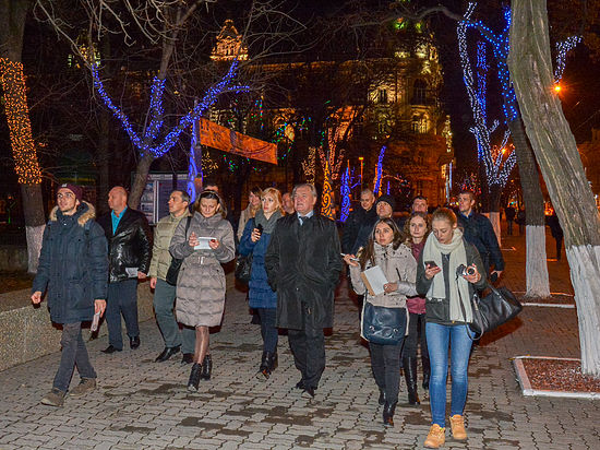 Первый этап запуска новогодней иллюминации проинспектировал заместитель главы Администрации города по вопросам ЖКХ Владимир Арцыбашев