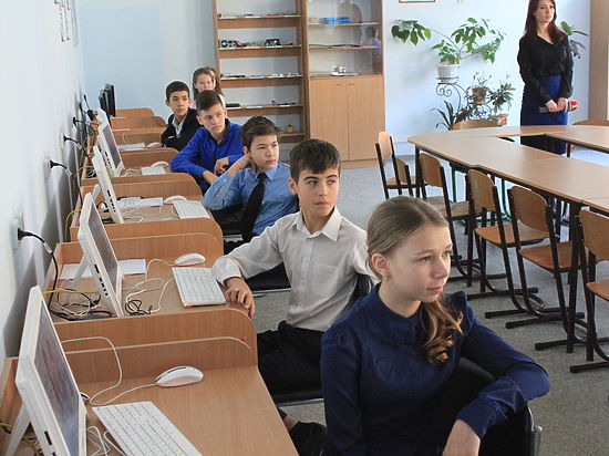 Урок-событие: В школах Симферополя проходит всероссийская акция #ЧасКода