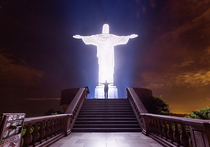 Едва ли не покорителями космоса почувствовали себя два российских руфера — Вадим Махоров и Виталий Раскалов, которым удалось забраться на 38-метровую статую Христа Искупителя в Рио-де-Жанейро