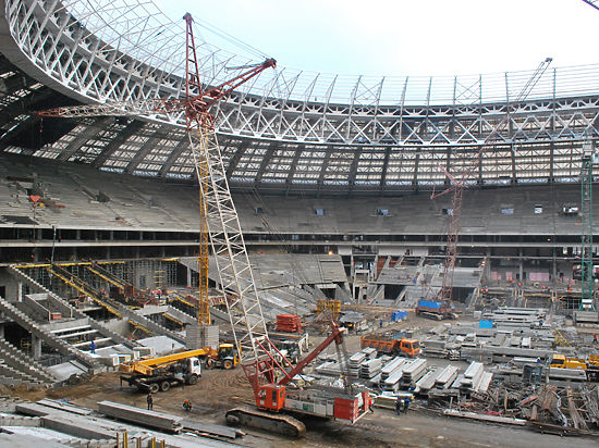 Теперь стадион разделен на два яруса и из овального превратился в прямоугольный