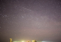 На сайте американского Национального управления по воздухоплаванию и исследованию космического пространства опубликован кадр, на котором можно увидеть «падающую звезду» над космодромом Байконур