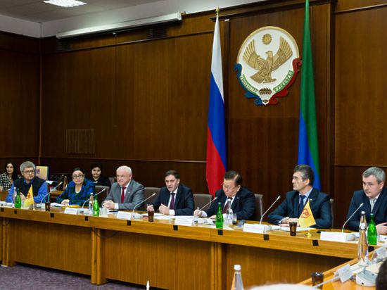 8 декабря в Махачкале состоялся круглый стол на тему «Многонациональный Дагестан – многонациональная Россия: межнациональные отношения и политический процесс»
