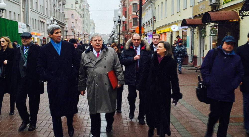 Прогулки Керри по Москве: Госсекретарь США в образе "доброго дядюшки"