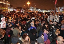 Вечером 15 декабря сотни манифестантов вчера собрались на Пушкинской площади в центре Москвы, чтобы высказать свой протест против планов мэрии по расширению зоны платной парковки