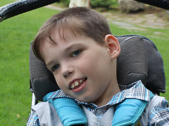 Ребенку-инвалиду из Челябинска требуется инвалидная коляска
