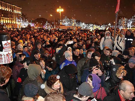 Общегородская акция протеста против платных парковок собрала на Пушкинской площади сотни горожан