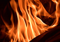 По вине пьяных хозяев квартиры, устроивших пожар, вероятнее всего, насмерть отравились угарным газом в среду двое маленьких детей в Шипиловском проезде