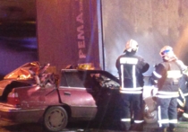Страшное ДТП случилось в ночь на 18 декабря на 67-ом МКАД: машина с двумя пассажирами в одно мгновение оказалась под колесами фуры