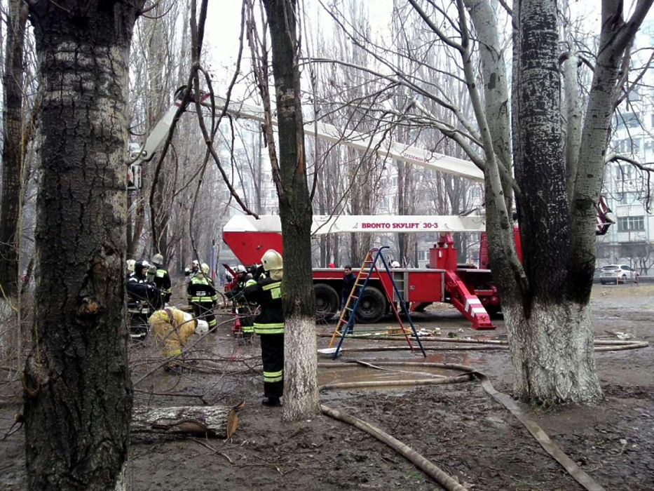 МЧС продолжает ликвидировать пожар в обрушившемся доме в Волгограде