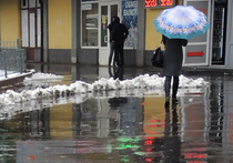 Синоптики заявили, что сегодня как в Москве, так и в Санкт-Петербурге столбики термометра поднялись до рекордных значений
