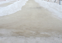 Огромная ледяная горка, открытая в центре Москвы 18 декабря, растаяла в рекордно короткие сроки