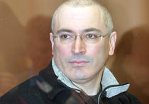 Российские следственные органы смогли убедить суд в необходимости заочного ареста бывшего главы компании ЮКОС, которого подозревают в причастности к двум убийствам