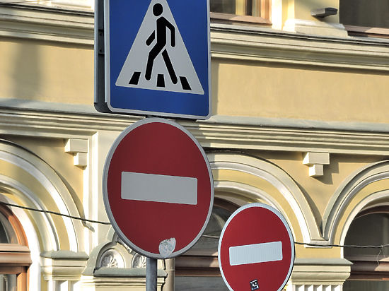 Таблички на коричневом фоне для обозначения мест остановок автобусов с отдыхающими будут только путать водителей
