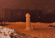На одной из главный магистралей Новосибирска — улице Немировича-Данченко — неизвестные воздвигли своеобразный монумент: примерно двухметровый фаллос из снега