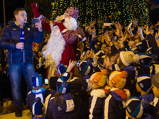 В "Артеке" Дед Мороз установил рекорд, сделав 2016 селфи