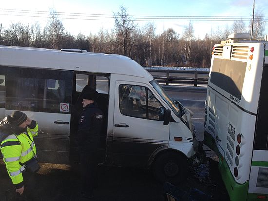 Четыре человека пострадали в столкновении автобуса и маршрутки в Москве