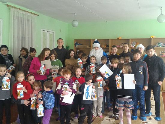 Крымские волонтеры дарят "Рождественские сказки"  детям