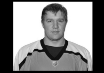 Тяжелая травма живота, по предварительным данным, стала причиной смерти 23-летнего игрока Высшей хоккейной лиги, нападающего клуба "Спутник" Сергея Симонова