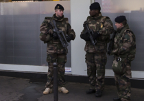 В Париже произошел инцидент возле здания комиссариата