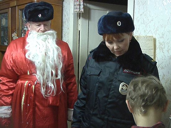 От Полицейского Деда Мороза дети в Кирове получили сладкие подарки и мягкие игрушки