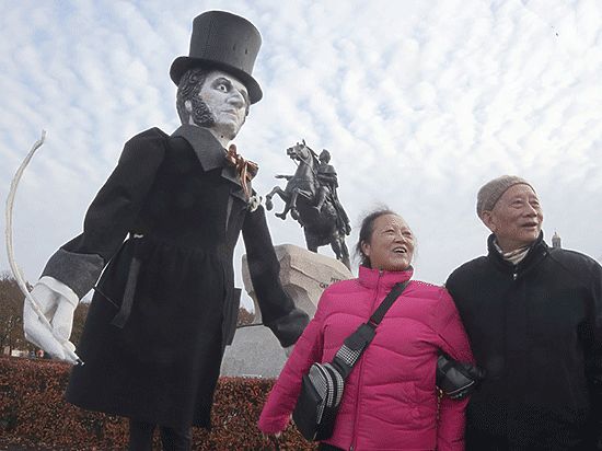 В Питере китайским туристам советуют поменьше улыбаться и не трогать детей