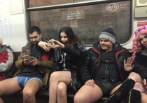 В столичном метро без штанов в поддержку американского флешмоба, ставшего международным, ездить нельзя