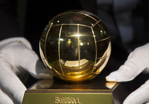 Звездный нападающий испанской «Барселоны» и сборной Аргентины Лионель Месси в пятый раз получил «Золотой мяч» - приз, вручаемый лучшему футболисту по итогам года