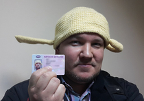 Адепт шуточной псевдорелигии получил водительское удостоверение с фотографией, где он запечатлен с шапкой-дуршлагом на голове. 