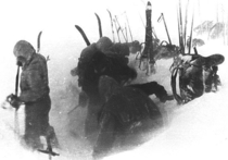 К перевалу Дятлова, рядом с которым было обнаружено тело неизвестного мужчины, продвигается следственно-оперативная группа