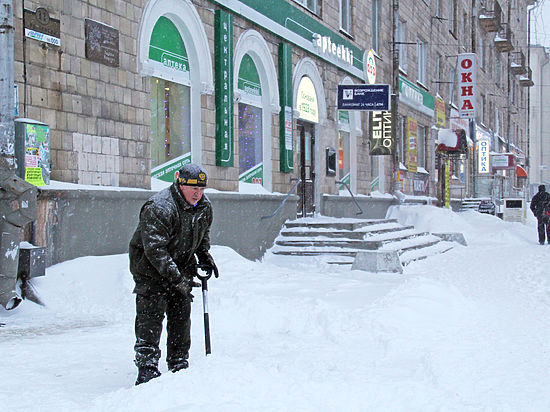 Хроника снегопада: Губернатор и министры с лопатами помогали дворникам
