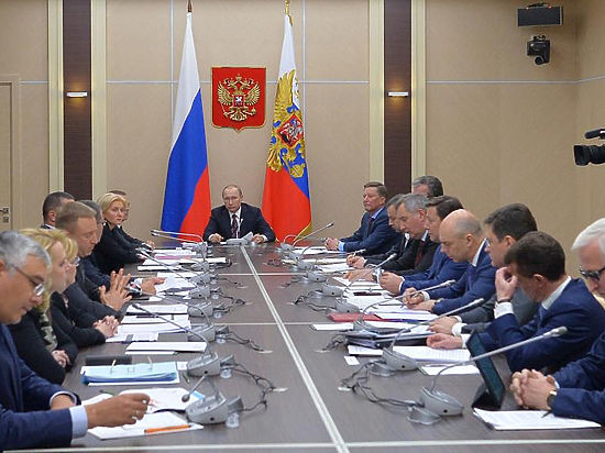 Медведев на Гайдаровском форуме шутил, а президент на встрече с министрами больше говорил о вакцине от Эболы