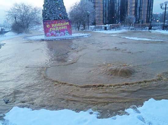 «Мощные потоки нечистот реками лились по площади перед елкой в Улан-Удэ»
