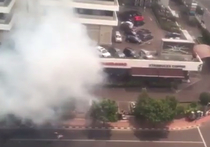 В центре Джакарты, в частности, у крупного торгового центра "Саринах Тхамрин", сегодня утром прогремела серия взрывов