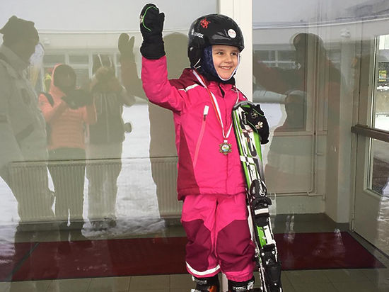 Певица научила свою младшую дочь Клавдию кататься на горных лыжах