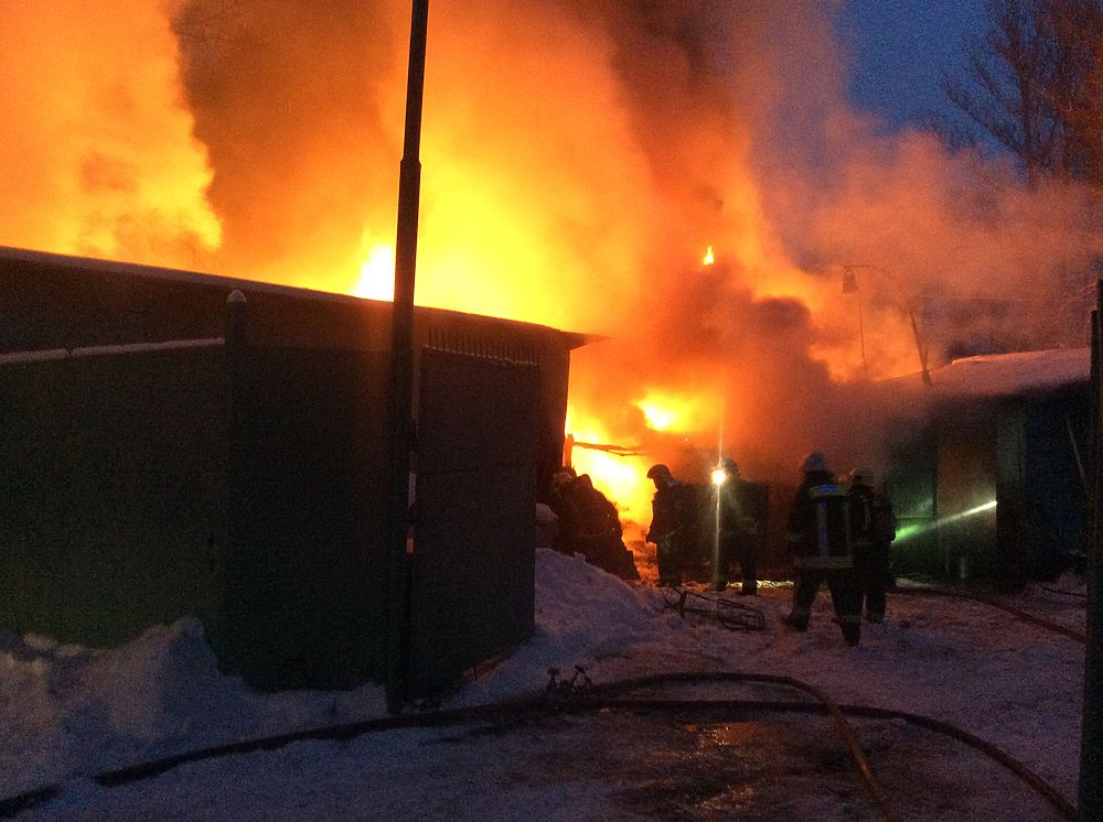 При пожаре в гаражах в Москве предотвращен взрыв газовых баллонов