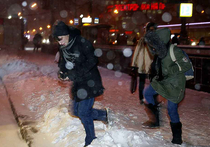 Ну и навалило! За несколько последних дней Москва успела основательно закутаться в снежную шубу и приобрела вид классического зимнего царства Деда Мороза