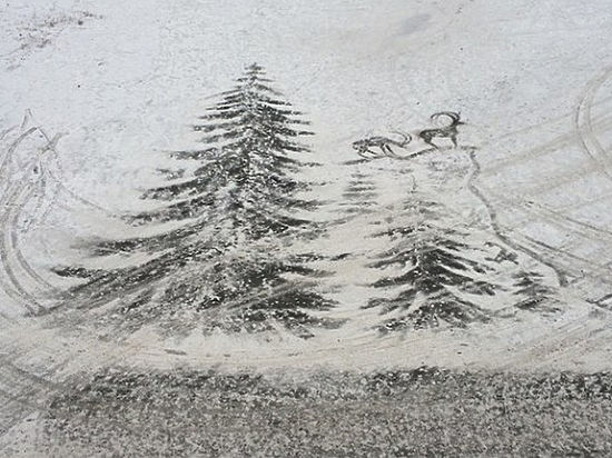 Рисунки на снегу от талантливого дворника: диковинки во дворе ижевской школы