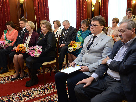 В правительстве Кировской области были вручены награды руководителям образовательных учреждений региона