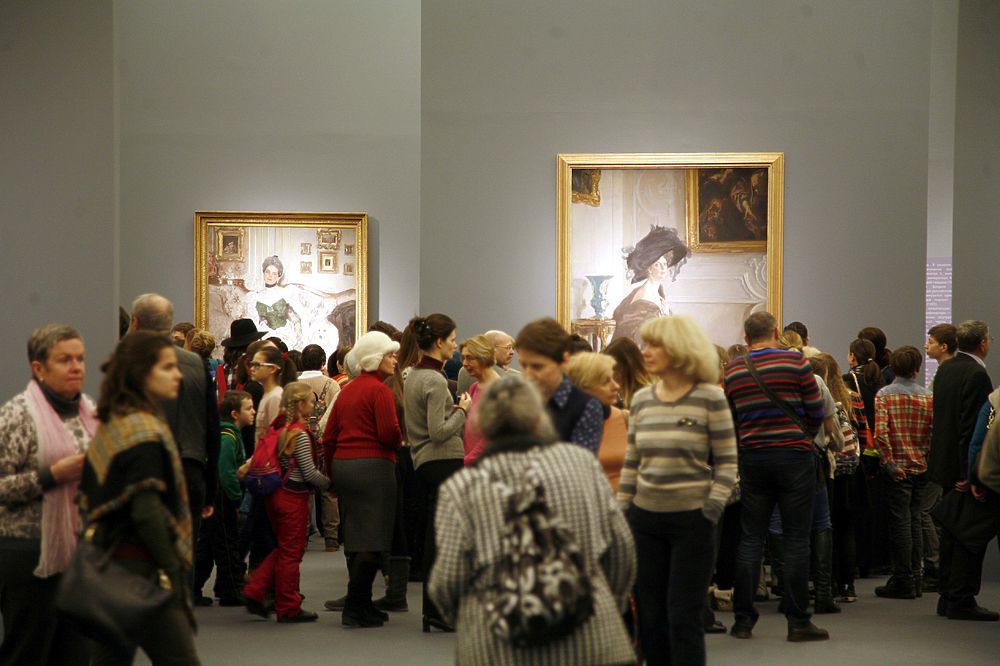 Толпа жаждущих посетить выставку Валентина Серова снесла двери Третьяковской галереи