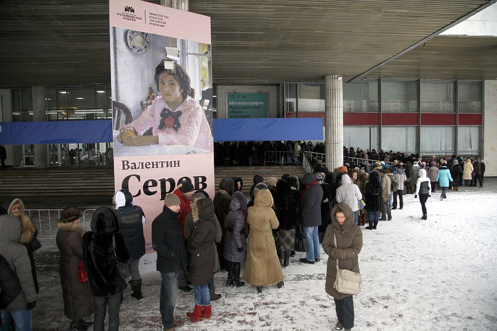 Толпа жаждущих посетить выставку Валентина Серова снесла двери Третьяковской галереи