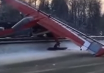 Очевидцы начали выкладывать видео посадки легкомоторного самолета "Вильга-35" на Ярославском шоссе вблизи Сергиева Посада