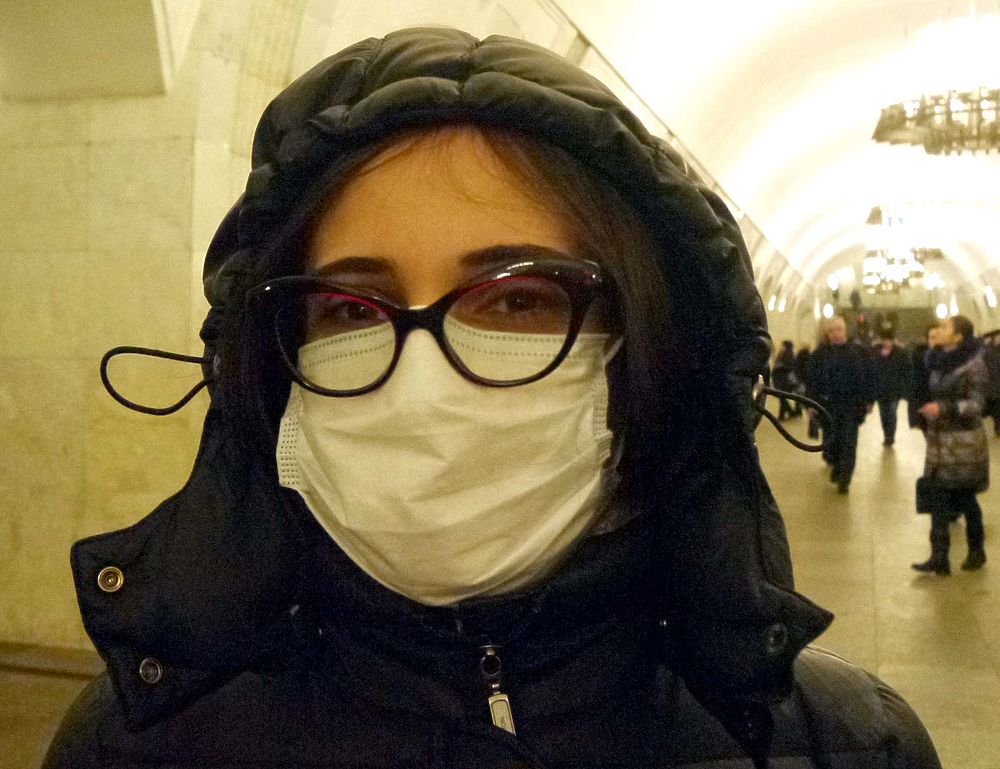 В разгар эпидемии гриппа москвичи устроили в метро парад масок