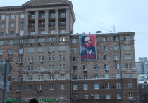 Российские активисты из движения “Главплакат” провели необычную антиамериканскую акцию в центре Москвы, немало удивив сотрудников московского посольства США выглянувших утром в среду из своих окон