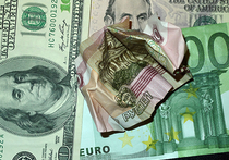 Вслед за укрепление российской национальной валюты на торгах в среду Банк России заметно понизил официальные курсы доллара и евро, установленные на четверг