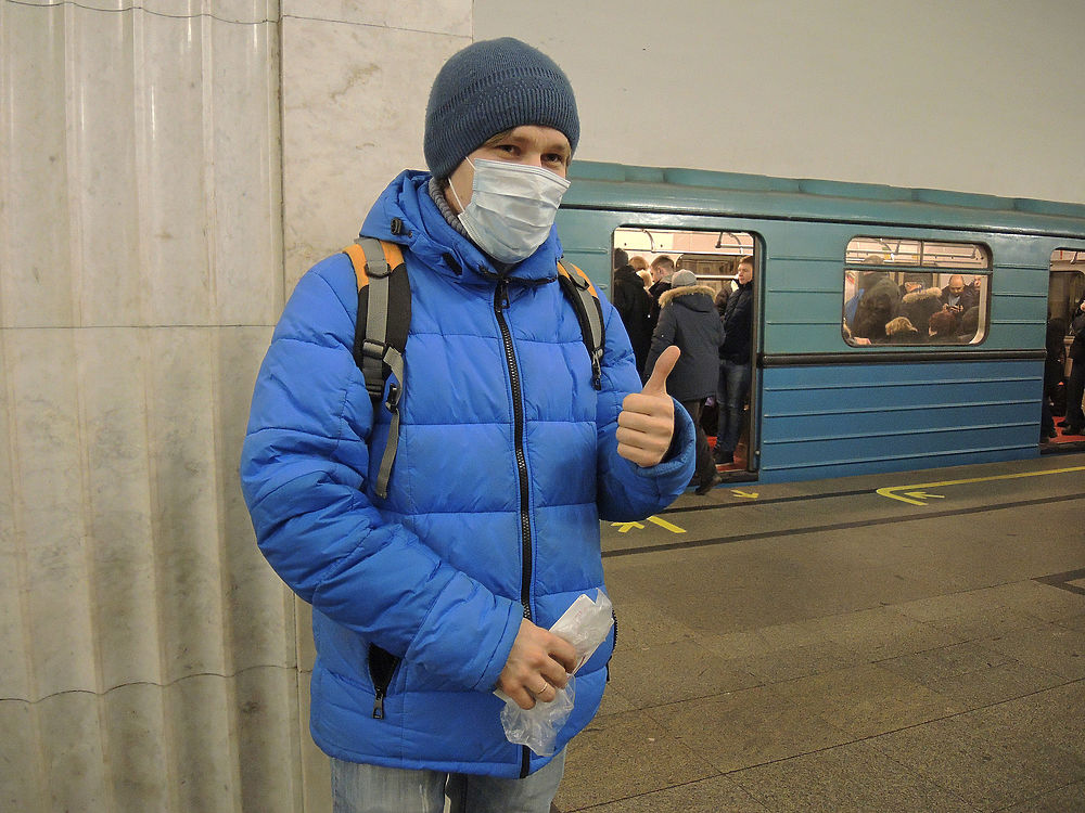Москвичи прячутся в маски от эпидемии гриппа 