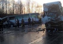 Утром в субботу в Выборгском районе на трассе "Скандинавия" туристический автобус выскочил на встречную полосу и врезался в фуру