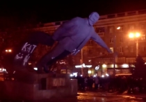 Вечером в пятницу в Днепропетровске активисты украинских националистических организаций снесли памятник революционеру Григорию Петровскому, в честь которого и был назван город, и устроили факельное шествие