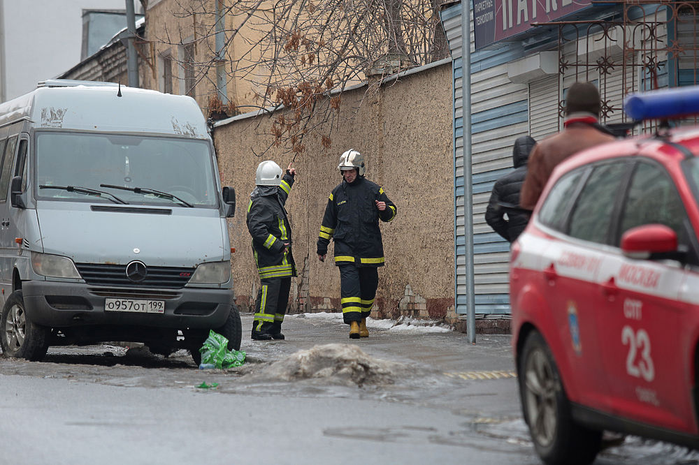 Спасатели и полиция выясняют причину пожара в швейном цеху