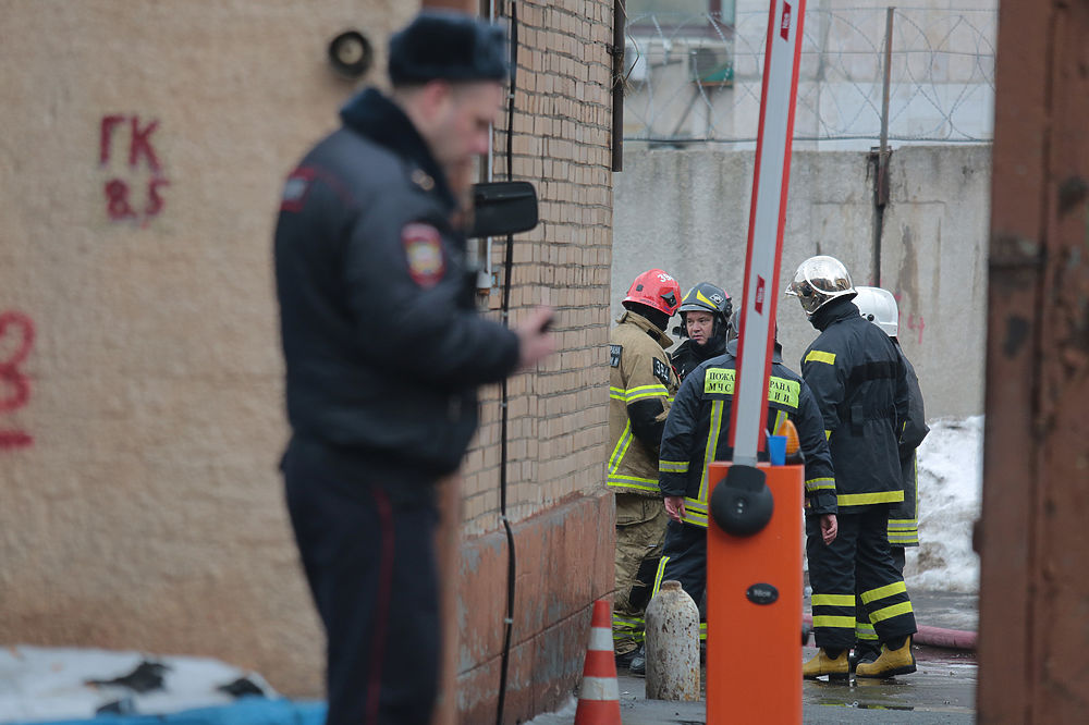 Спасатели и полиция выясняют причину пожара в швейном цеху
